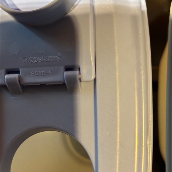 Tupperware pitchers - Picture 5 of 7